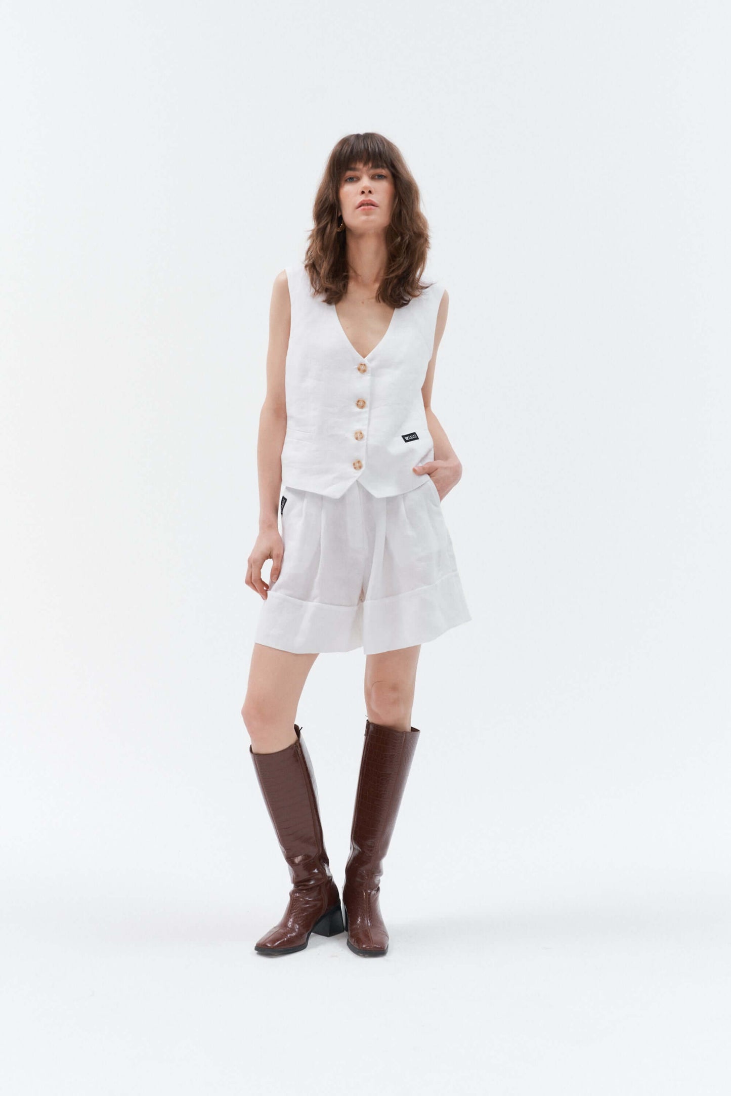 Grand Duchess linen shorts; white linen shorts with belt and pockets; elegant linen short for women; summer shorts; elegant shorts; Wide-leg linen shorts with belt; white 100% linen shorts Bonita