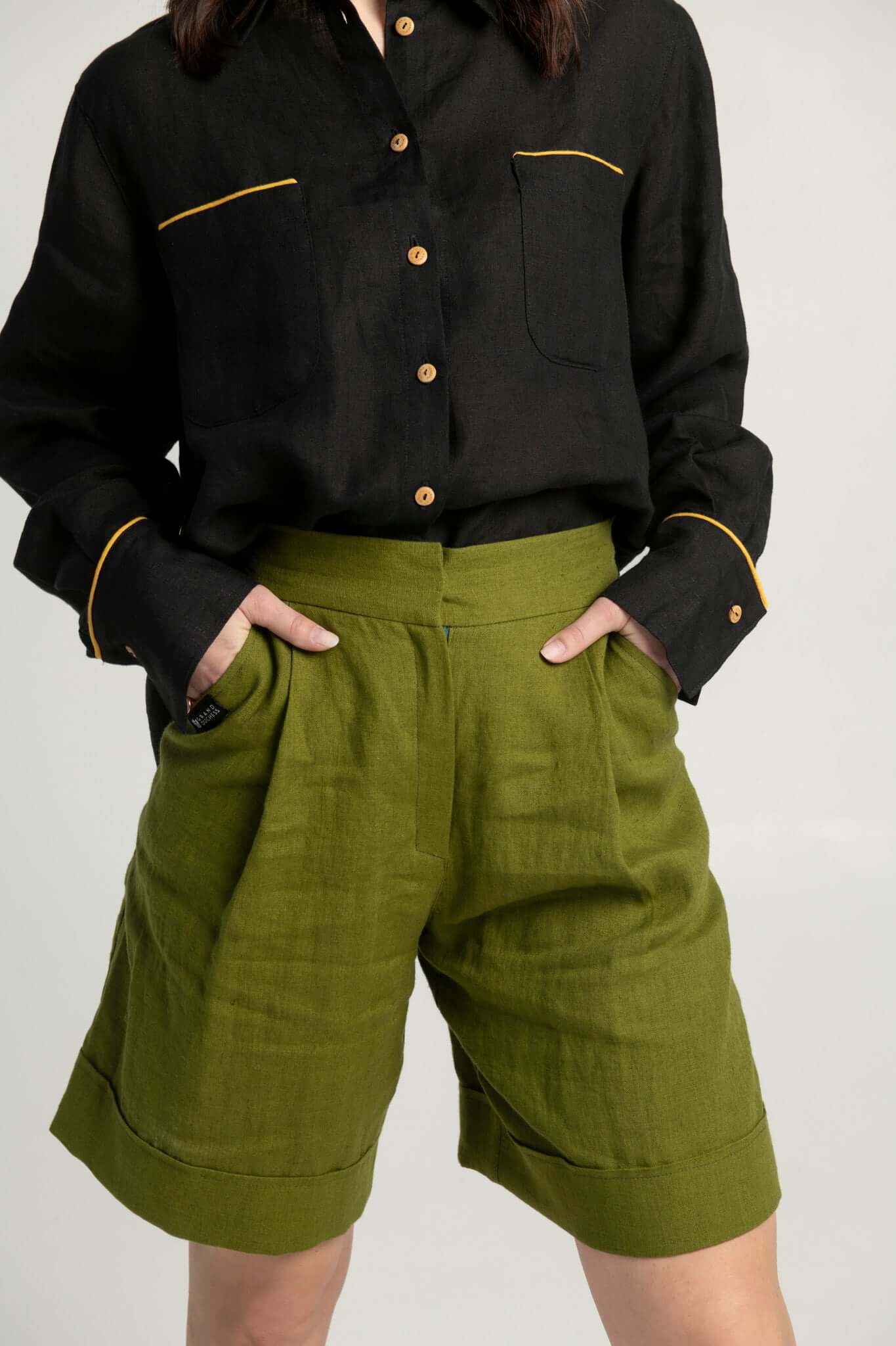 Brooklyn women’s linen shorts, high-waisted Bermuda linen shorts with side pockets.