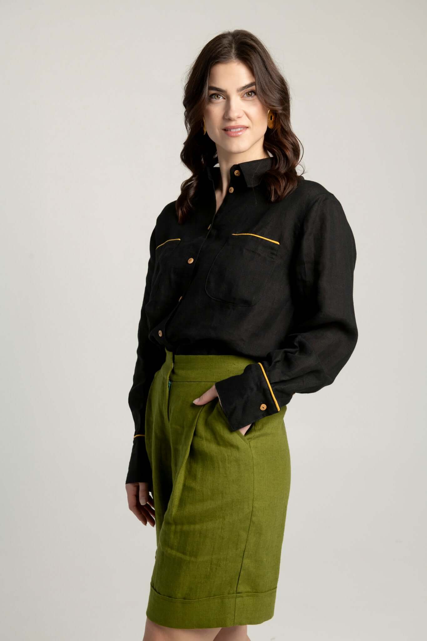 Bermuda soft linen shorts Brooklyn in olive color.