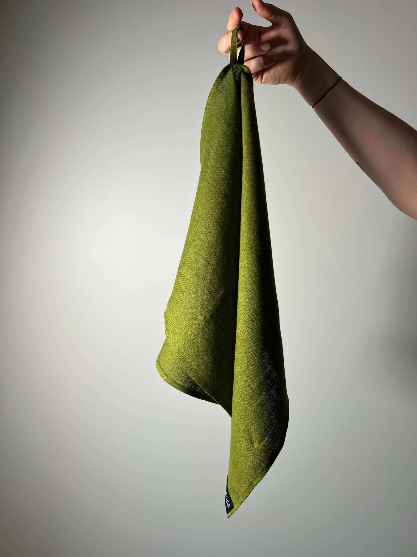 Sustainable linen kitchen towel, soft and absorbent, perfect for drying dishes and hands.