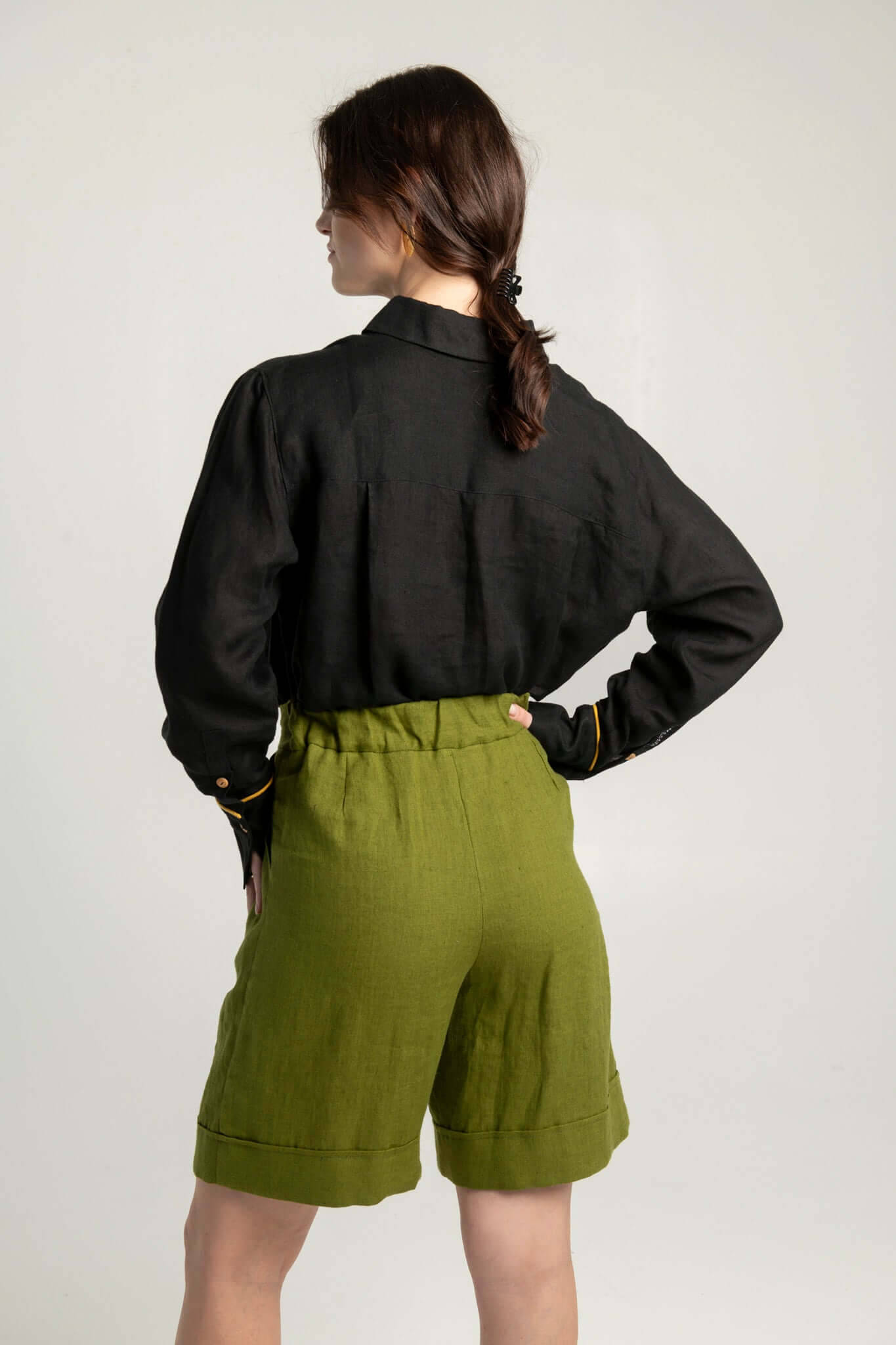 High-waisted women’s linen shorts Brooklyn, Bermuda style with elastic waistband and zipper for all-day comfort.