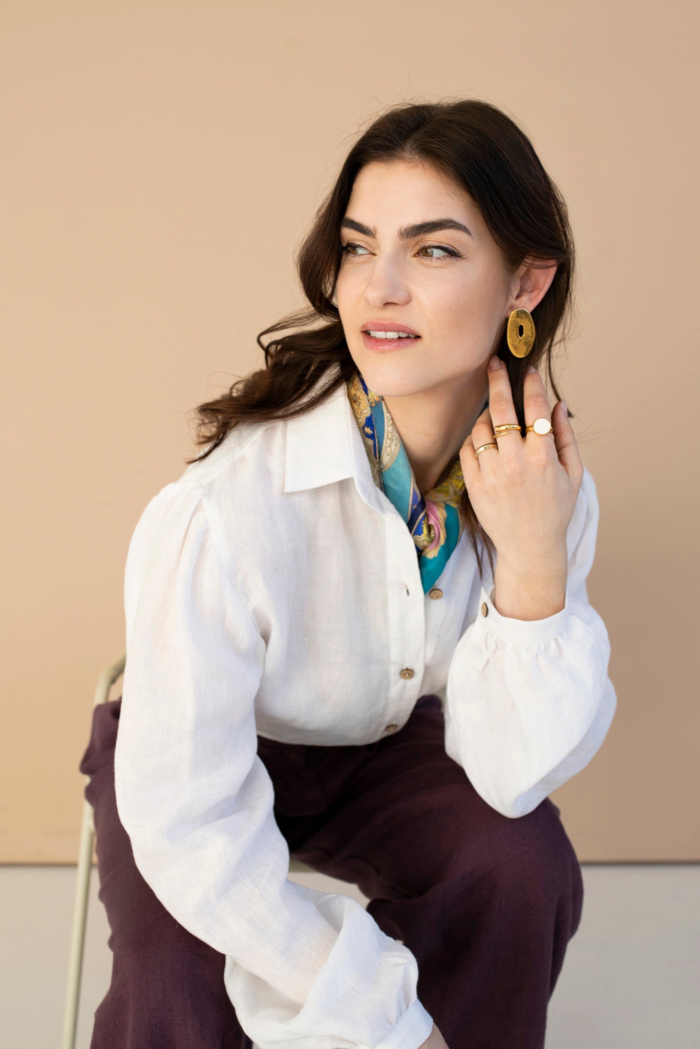 Sustainable women’s linen shirt with puffed sleeves, soft texture, and versatile style