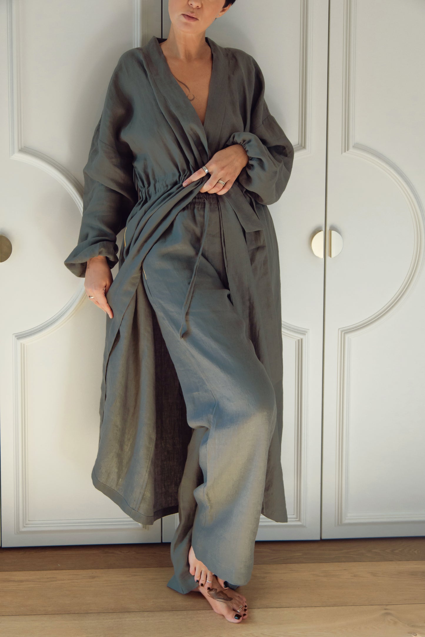 Women's linen pants with pockets Lumina in grey.