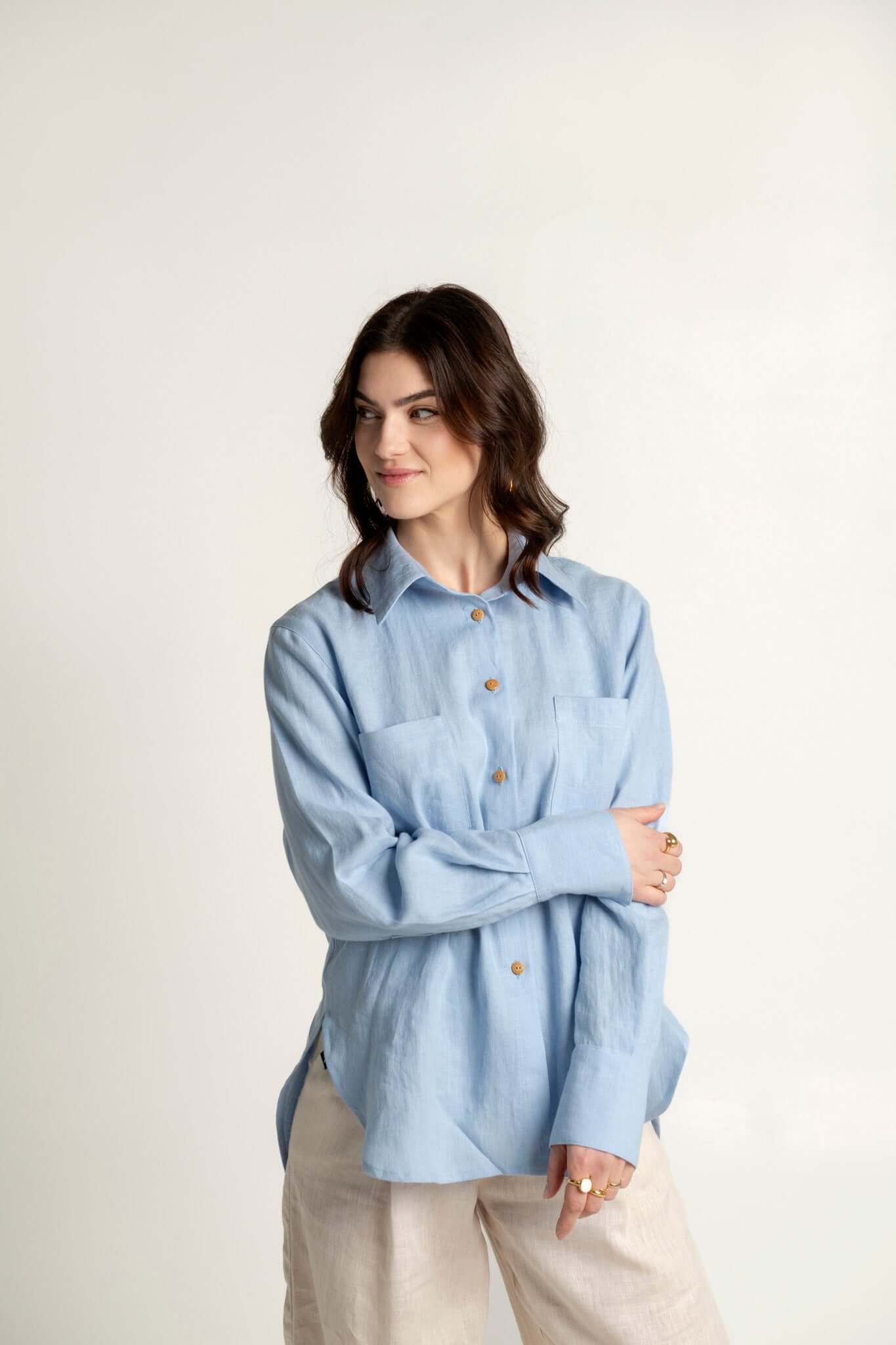 Woman wearing a baby blue long sleeve oversized linen shirt Brillante with a relaxed style.
