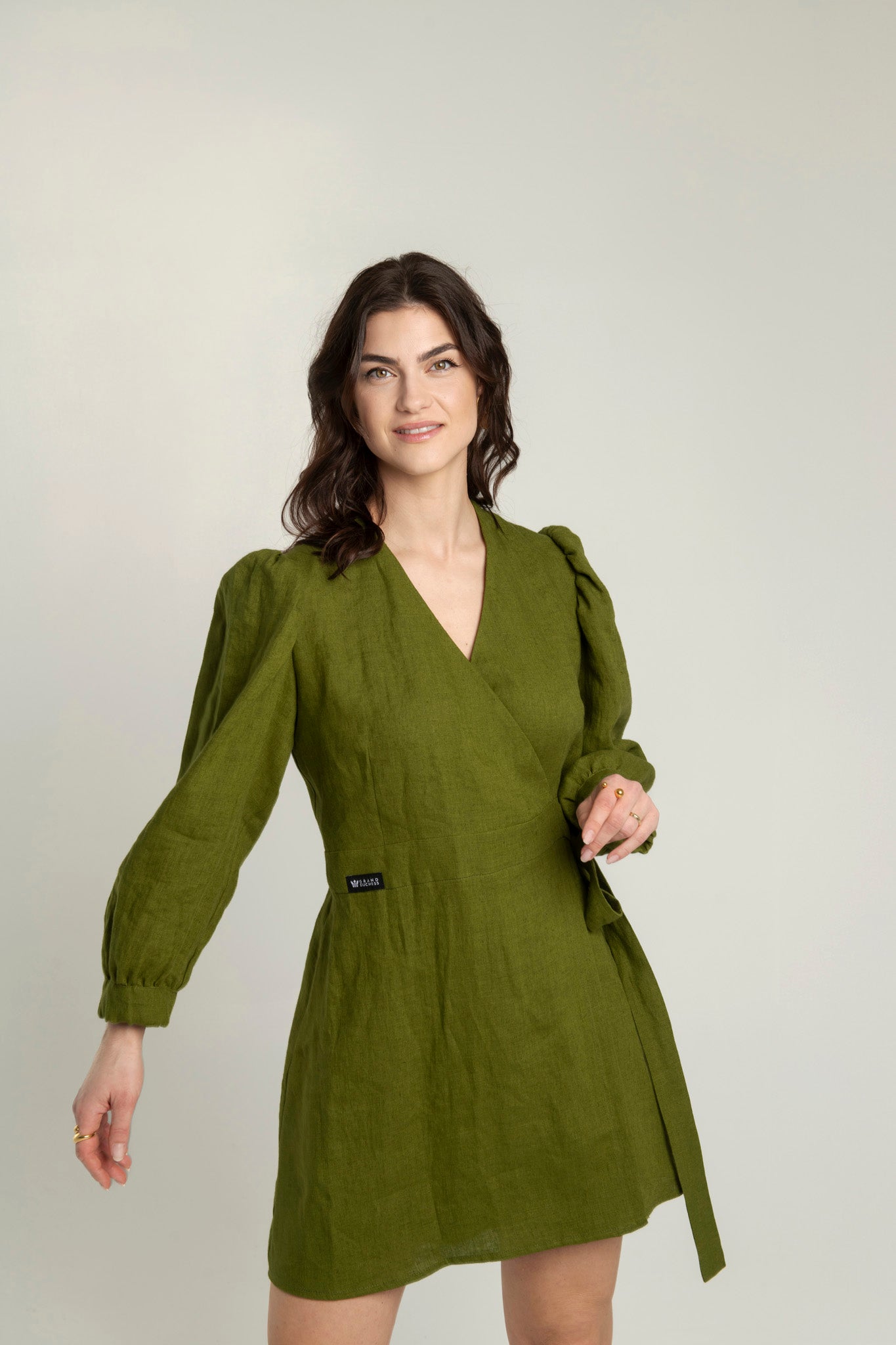 Green linen crossover dress Madelaine with long sleeves and a V-neck.