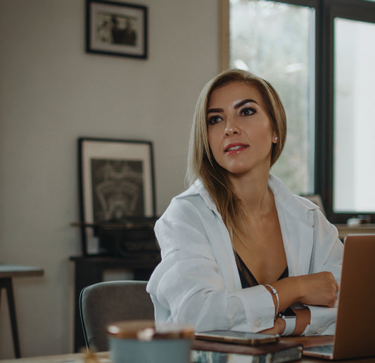 Evelina Kasinskaja is wearing Grand Duchess women’s oversized linen shirt Liberty. Soft natural fabrics, like linen, can be part of simple reduce holiday stress tips: bringing comfort, ease and calm to your day.