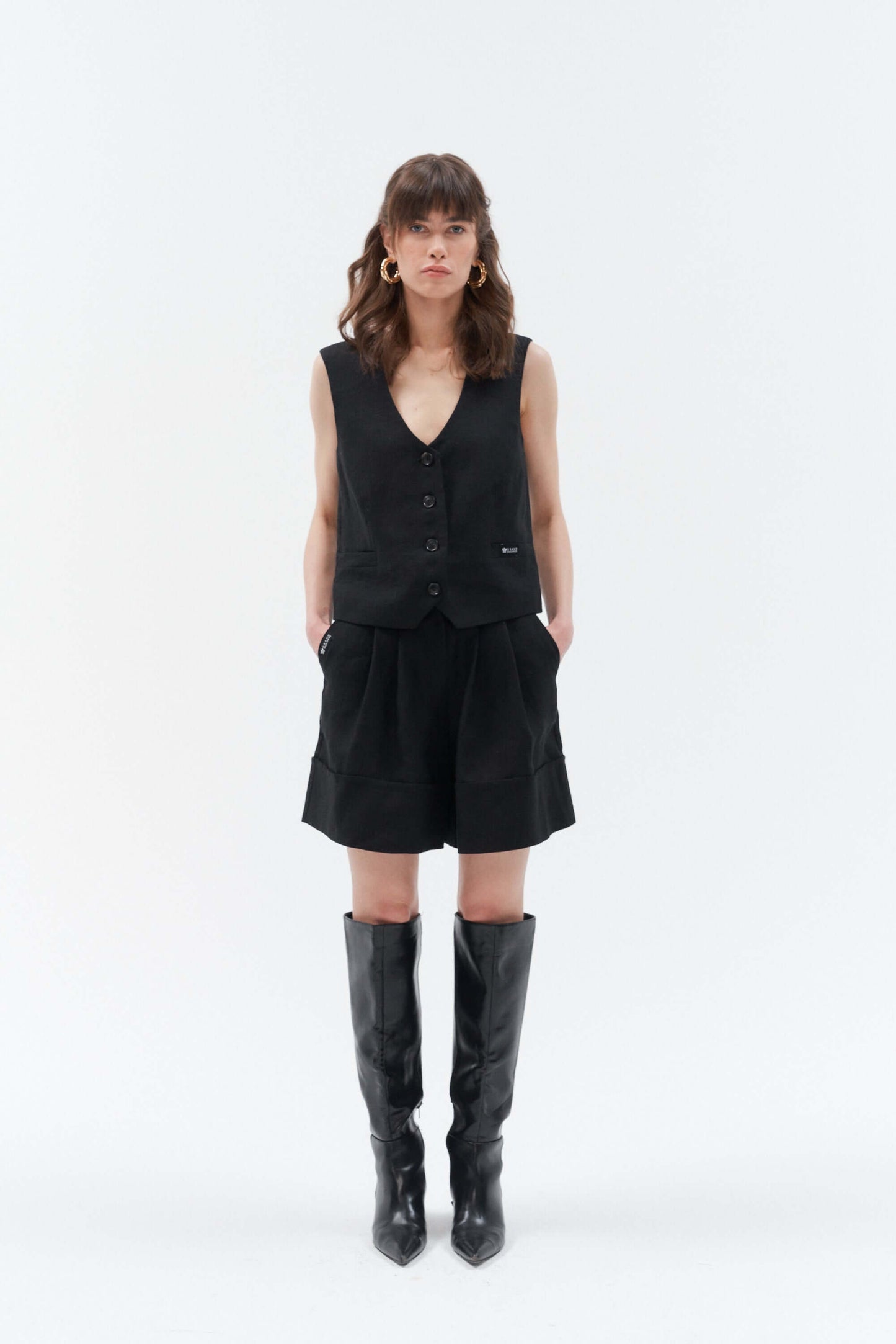 Grand Duchess linen shorts; black linen shorts with belt and pockets; elegant linen short for women; summer shorts; elegant shorts; Wide-leg linen shorts with belt; black 100% linen shorts Bonita