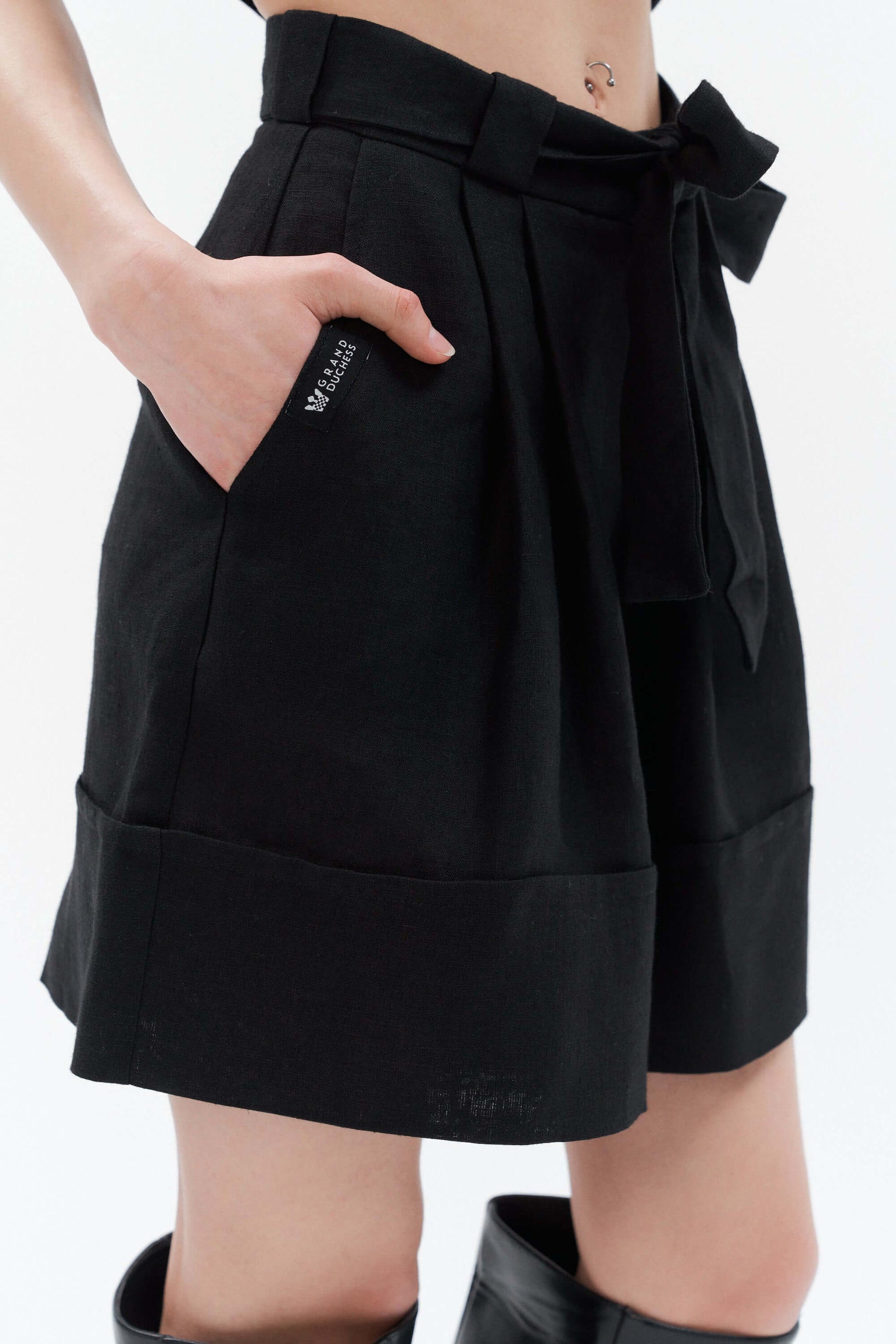 Grand Duchess linen shorts; black linen shorts with belt and pockets; elegant linen short for women; summer shorts; elegant shorts; Wide-leg linen shorts with belt; black 100% linen shorts Bonita