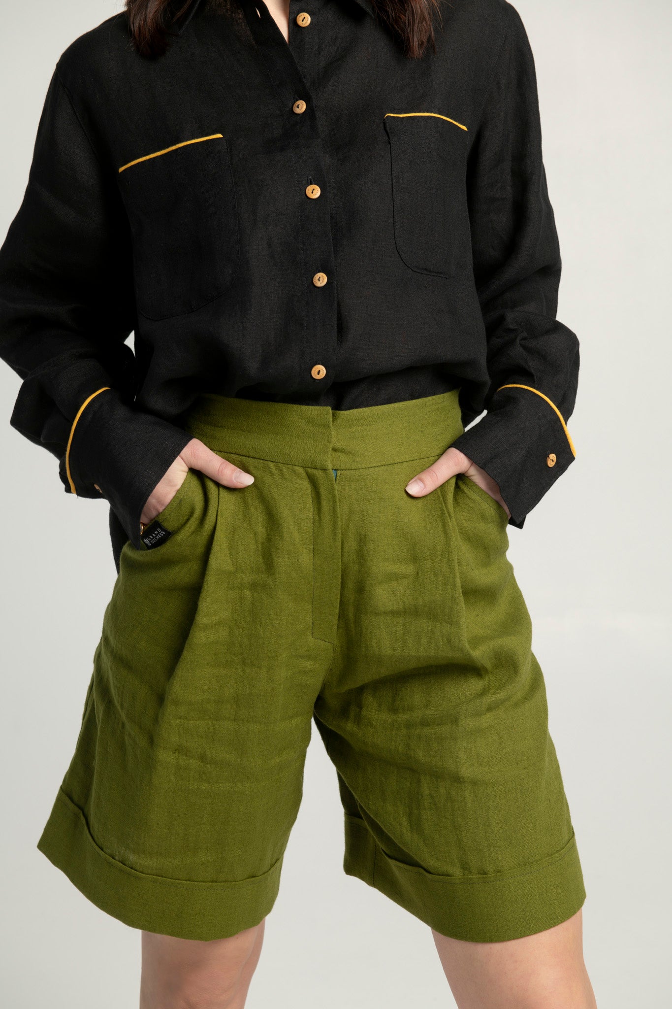 Brooklyn linen Bermuda shorts, Chic linen Bermuda shorts, Stylish linen shorts, Fashion linen shorts women, Linen Bermuda shorts fashion, Casual chic linen shorts, Bermuda shorts summer style, Linen shorts street style, Trendy linen shorts, Linen shorts f