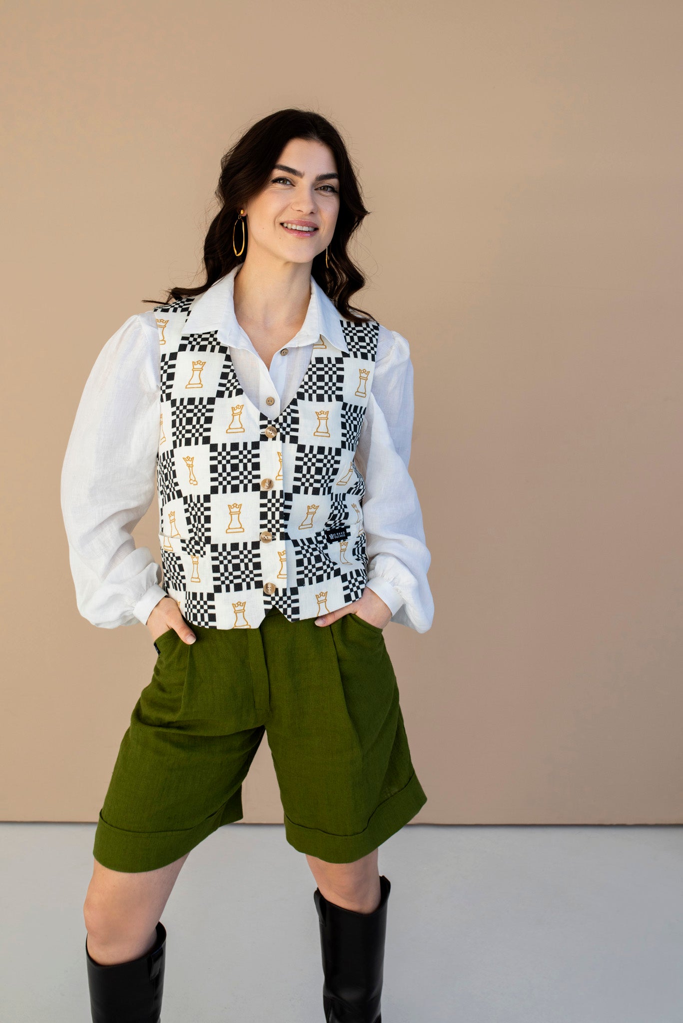 Brooklyn linen Bermuda shorts, Chic linen Bermuda shorts, Stylish linen shorts, Fashion linen shorts women, Linen Bermuda shorts fashion, Casual chic linen shorts, Bermuda shorts summer style, Linen shorts street style, Trendy linen shorts, Linen shorts f