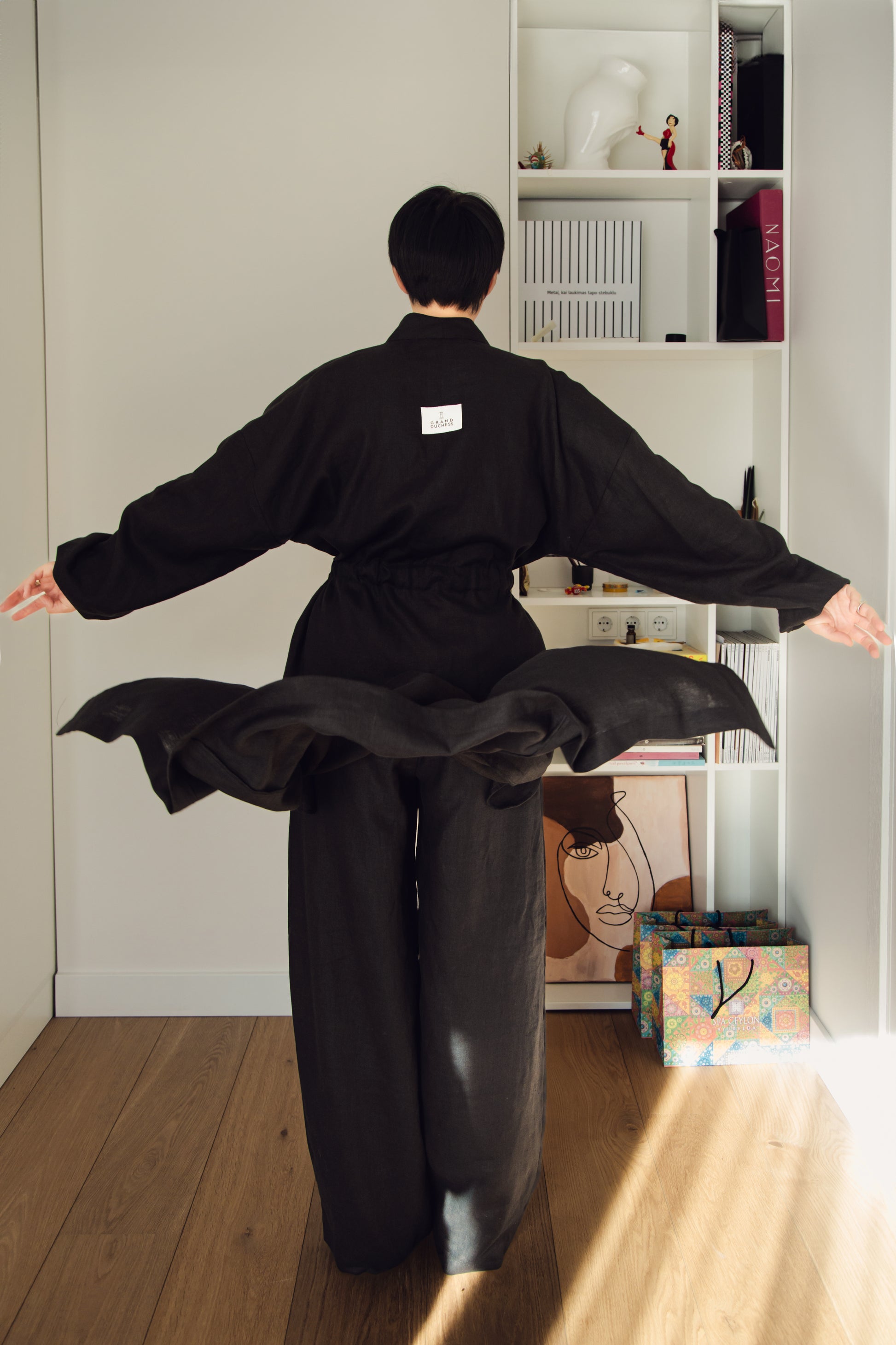 Women's linen pants with pockets Lumina in black.
