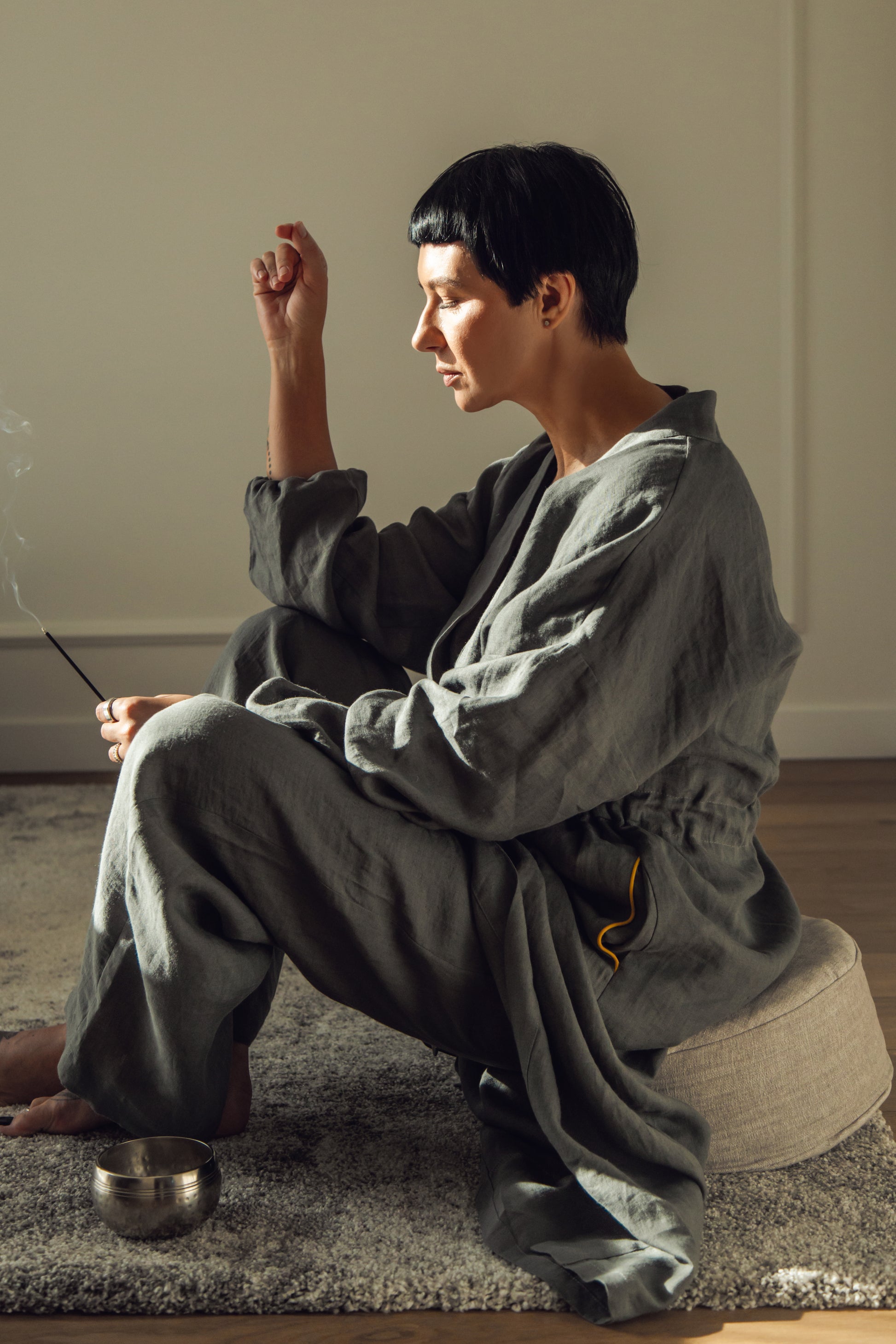 Women's linen pants with pockets Lumina in grey.