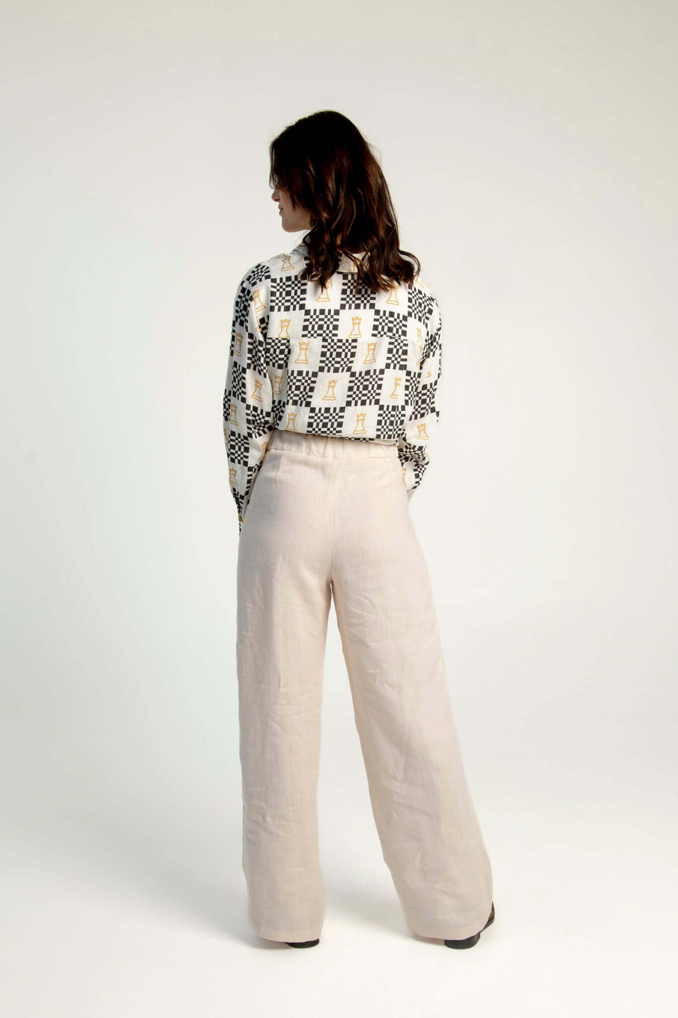 Women's high-waisted, wide-leg linen pants for refined everyday style.