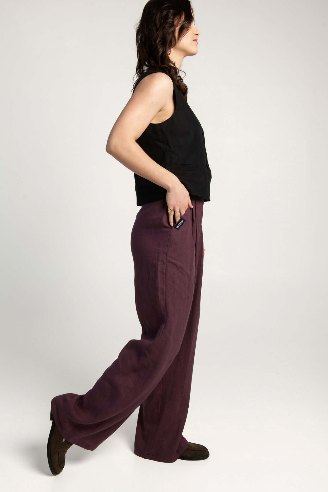 Vesta women’s linen waistcoat in black.