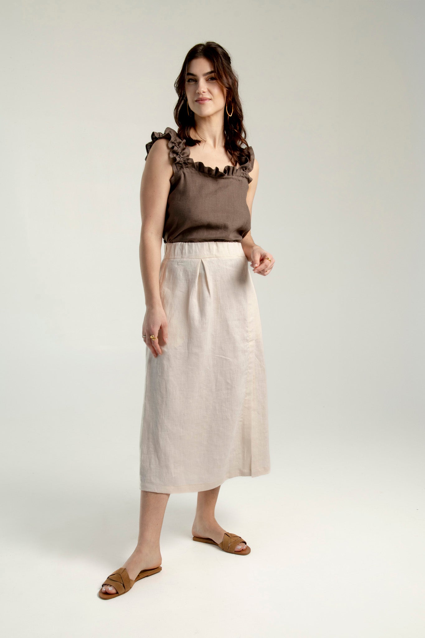 Women’s linen midi skirt with side zipper, elastic waistband and lightweight breathable fabric.