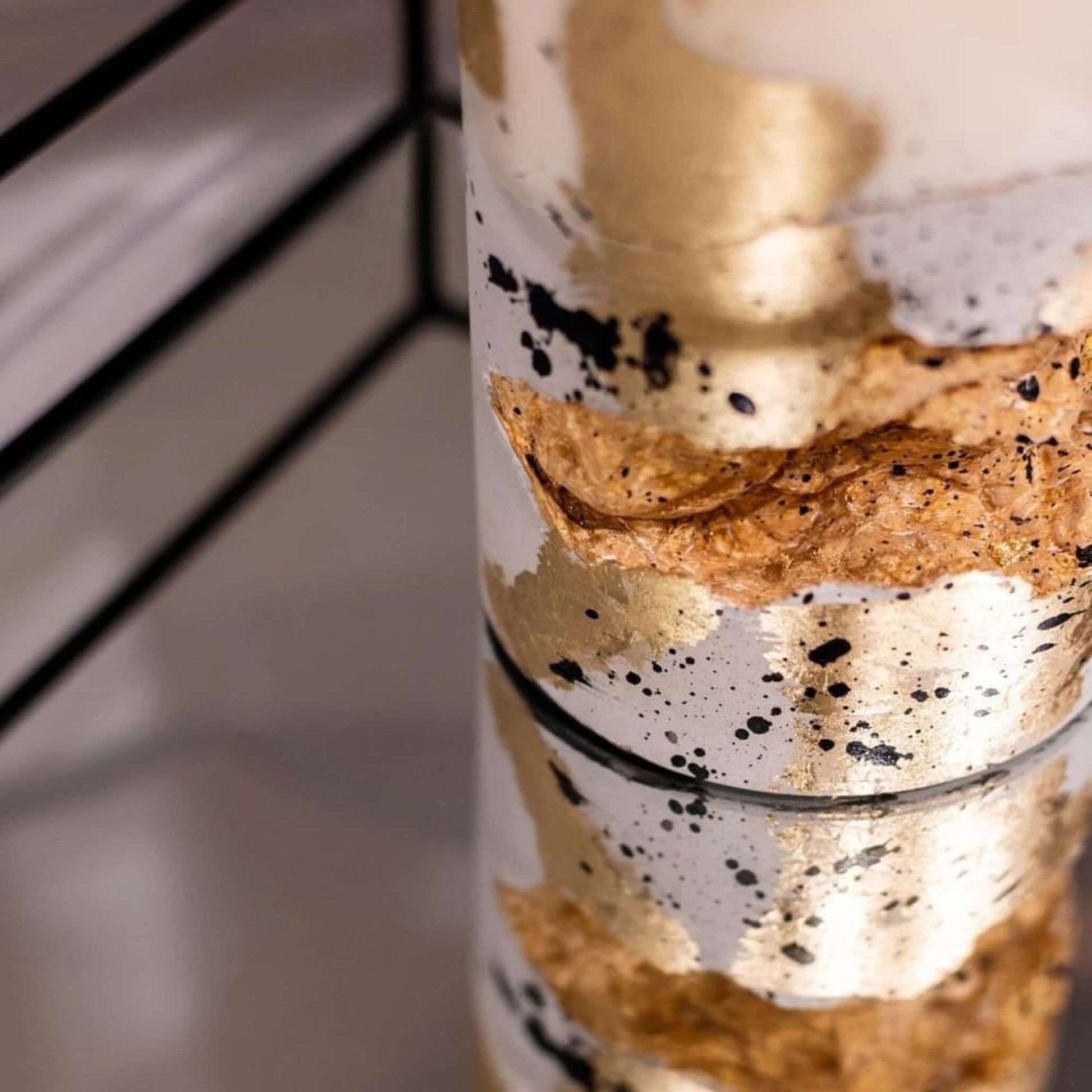 Luxury candle; Hand made candle - 100% natural soy wax, concrete, fancy gold - Grand Duchess; Gift idea; Sustainable candle; prasminga kalėdų dovana; žvakė iš natūralaus sojų vaško; ką dovanoti mamai per Kalėdas; žvakė, betonas, sojų vaškas, aukso detalės; sojų vaško žvakė; išskirtinė kalėdinė dovana; exclusive Christmas gift