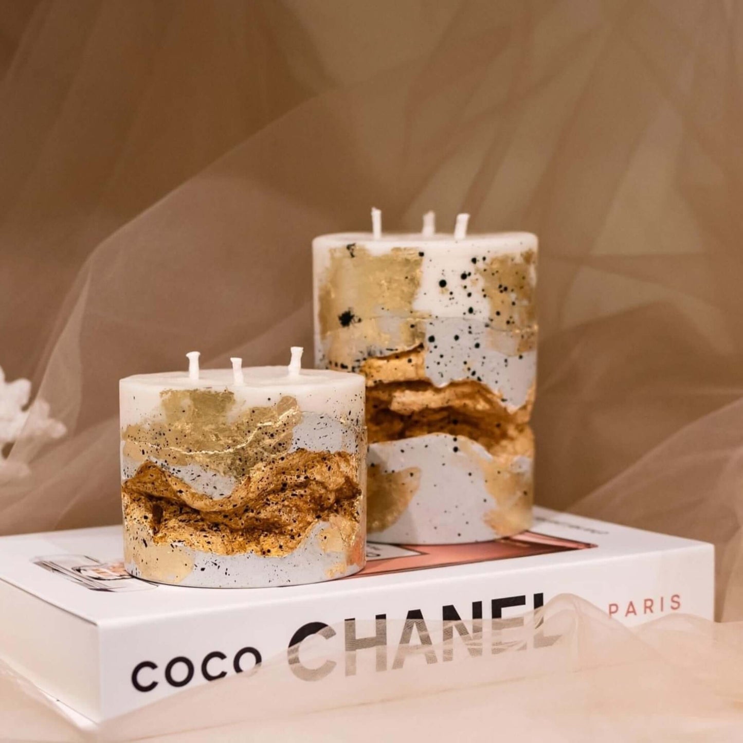 Hand made candle - 100% natural soy wax, concrete, fancy gold - Grand Duchess; Gift idea; Sustainable candle; prasminga kalėdų dovana; žvakė iš natūralaus sojų vaško; ką dovanoti mamai per Kalėdas; betono ir vaško žvakės; žvakė betone; auksinis akcentas; luxury candle