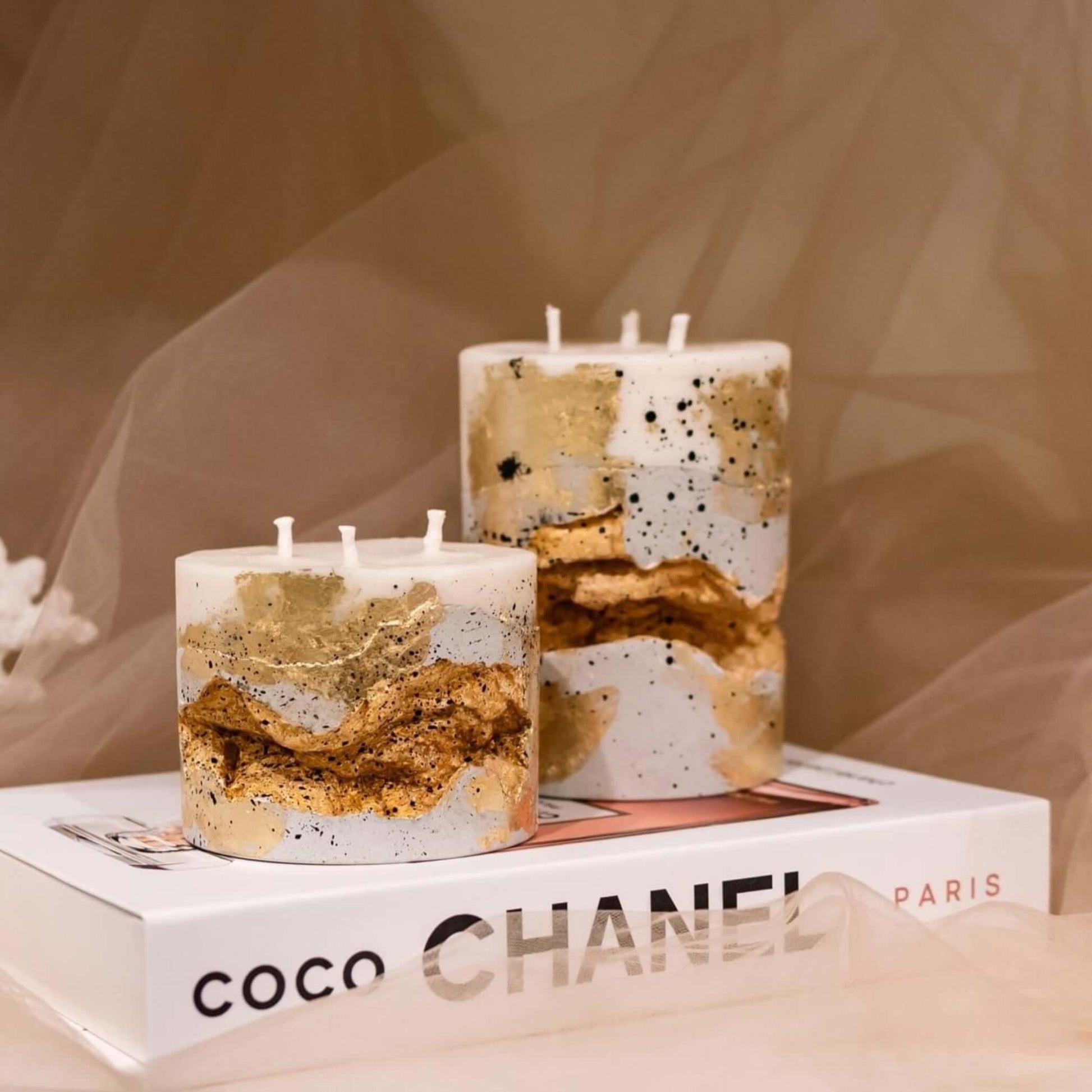 Hand made candle - 100% natural soy wax, concrete, fancy gold - Grand Duchess; Gift idea; Sustainable candle; prasminga kalėdų dovana; žvakė iš natūralaus sojų vaško; ką dovanoti mamai per Kalėdas; betono ir vaško žvakės; žvakė betone; auksinis akcentas; luxury candle