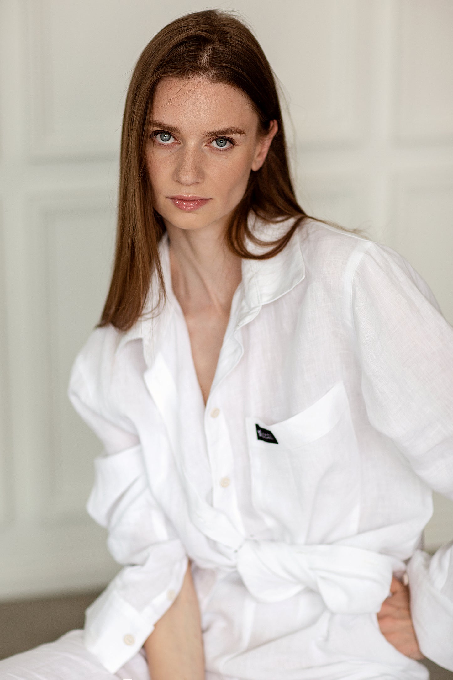 Women's white oversize linen shirt "Liberty" - Grand Duchess | Softened 100% linen | Linen for leisure | Oversize white linen shirt - city wear | Moteriški balti lininiai marškiniai "Liberty" - Grand Duchess | Sustainable linen shirt | 100% minkštintas linas | Lininiai rūbai laisvalaikiui | Lininiai rūbai kiekvienai dienai | Stilingas lininis kostiumas | Aukščiausios kokybės lininiai rūbai