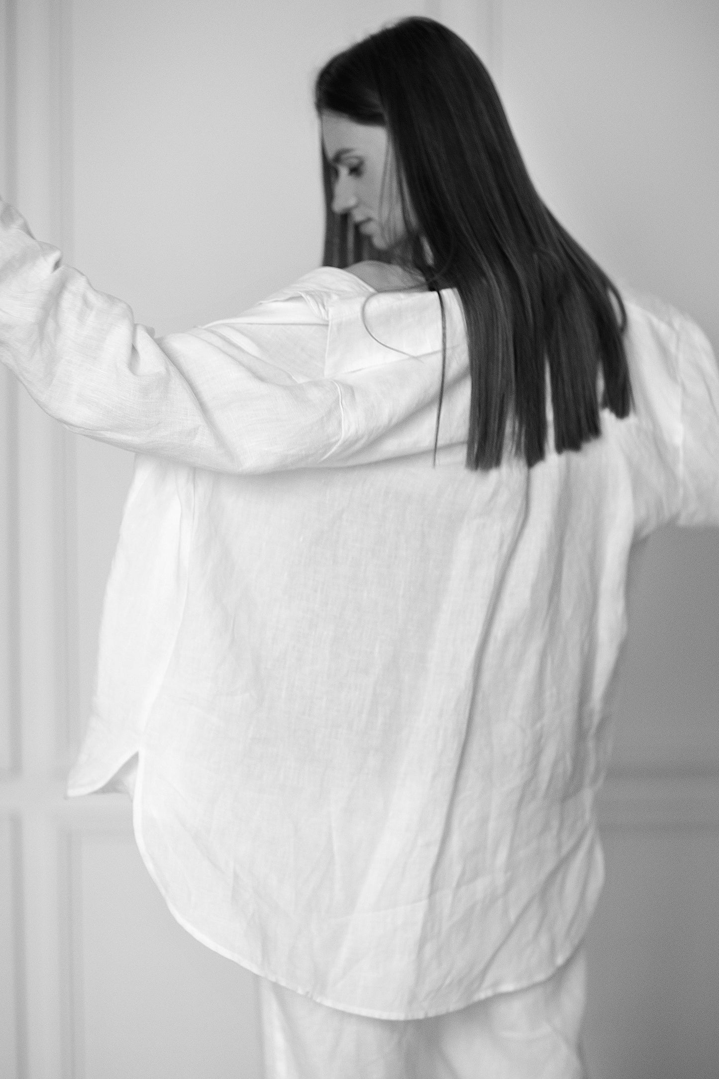 Women's white oversize linen shirt "Liberty" - Grand Duchess | Softened 100% linen | Linen for leisure | Oversize white linen shirt - city wear | Moteriški balti lininiai marškiniai "Liberty" - Grand Duchess | Sustainable linen shirt | 100% minkštintas linas | Lininiai rūbai laisvalaikiui | Lininiai rūbai kiekvienai dienai | Stilingas baltas lininis kostiumas | Aukščiausios kokybės lininiai rūbai