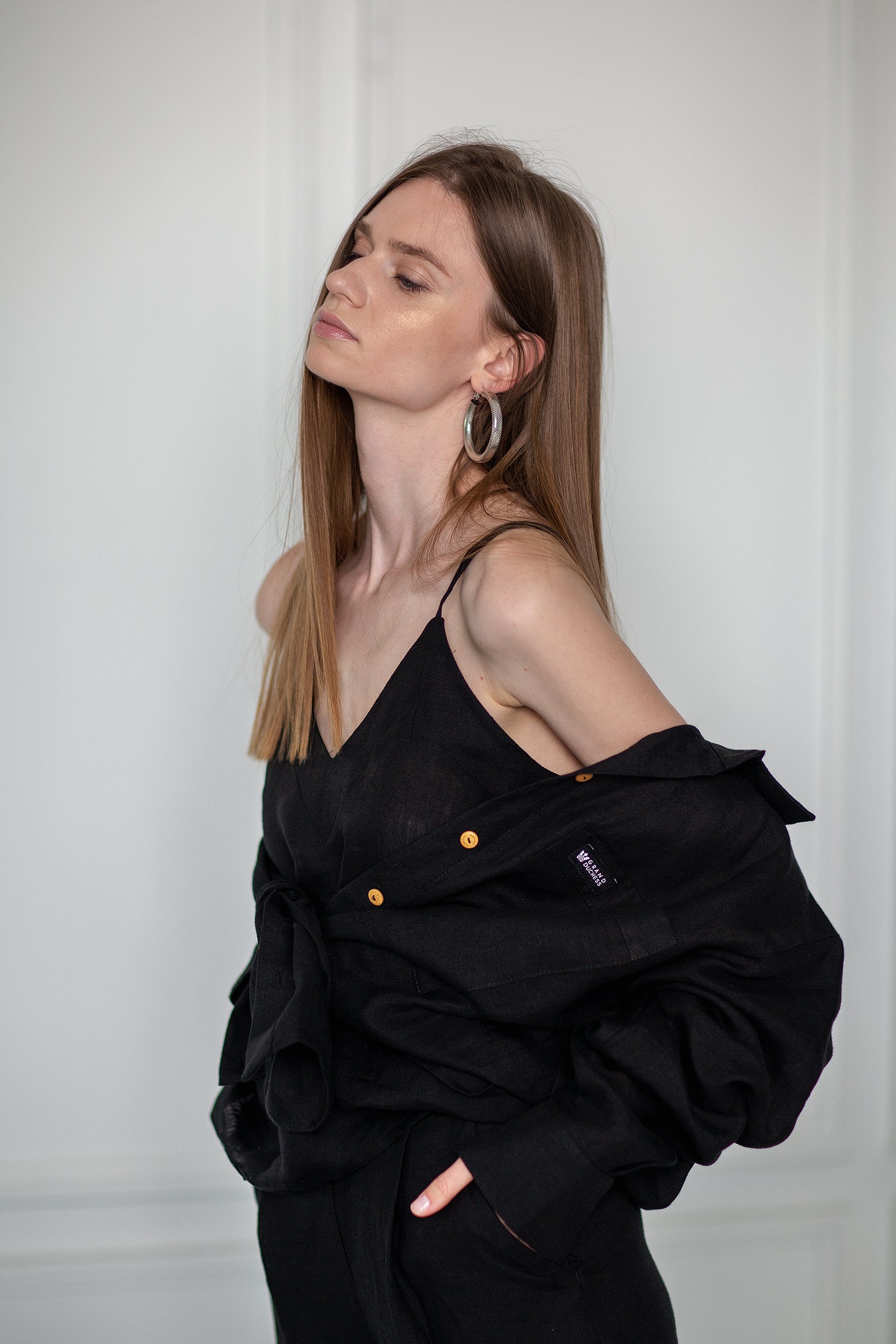 Women's black oversize linen shirt "Liberty" - Grand Duchess | Softened 100% linen | Linen for leisure | Oversize stylish black linen shirt - city wear | Moteriški juodi stilingi lininiai marškiniai "Liberty" - Grand Duchess | Sustainable linen shirt | 100% minkštintas linas | Lininiai juodi vieno dydžio marškiniai laisvalaikiui | Lininiai juodi marškiniai kiekvienai dienai