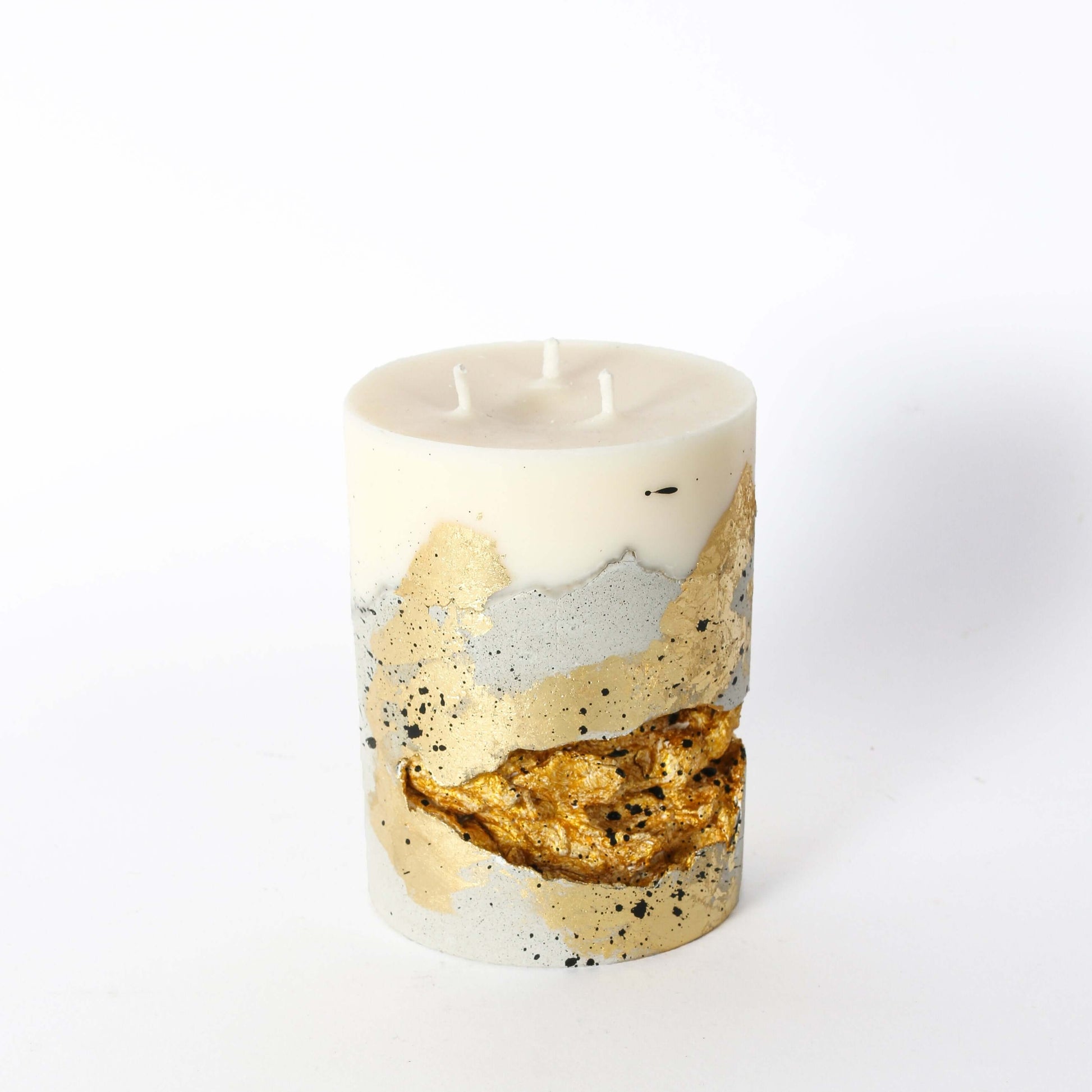 Hand made candle - 100% natural soy wax, concrete, fancy gold - Grand Duchess; Gift idea; Sustainable candle; prasminga kalėdų dovana; žvakė iš natūralaus sojų vaško; ką dovanoti mamai per Kalėdas; kitokios betono ir sojų vaško žvakės; originali kalėdinė dovana; luxury candle